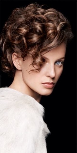 “O corte curto acompanha a linha da nuca, com degradé para preservar o volume, ligeiramente efilado para lhe conferir leveza. Um corte flexível que permite obter um look leve e sofisticado, mas que também permite evidenciar o lado mais andrógeno de um corte curto ou até mesmo fazer caracóis para um look rock irresistível.”