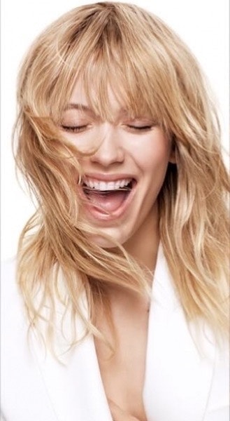 “Inspirado nos anos 70, o corte médio da temporada apresenta uma franja completa e extra-larga que enquadra o look. Um gradiente muito marcado nos comprimentos confere-lhe a aparência de estar desconstruído, reforçado por um afilamento acentuado das pontas para um look de luz e movimento.”