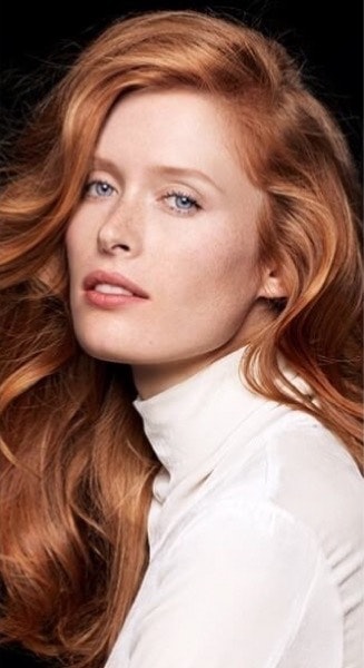 “O cabelo comprido é intransigente. Sublimado por um corte reto, estruturado por um brushing em cascata e com madeixas interiores reforçadas para acentuar a textura e o brilho. Um corte com várias opções de styling para um look ultra sensual.”