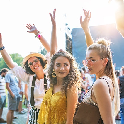 Looks de festivais: inspirações para ele e para ela